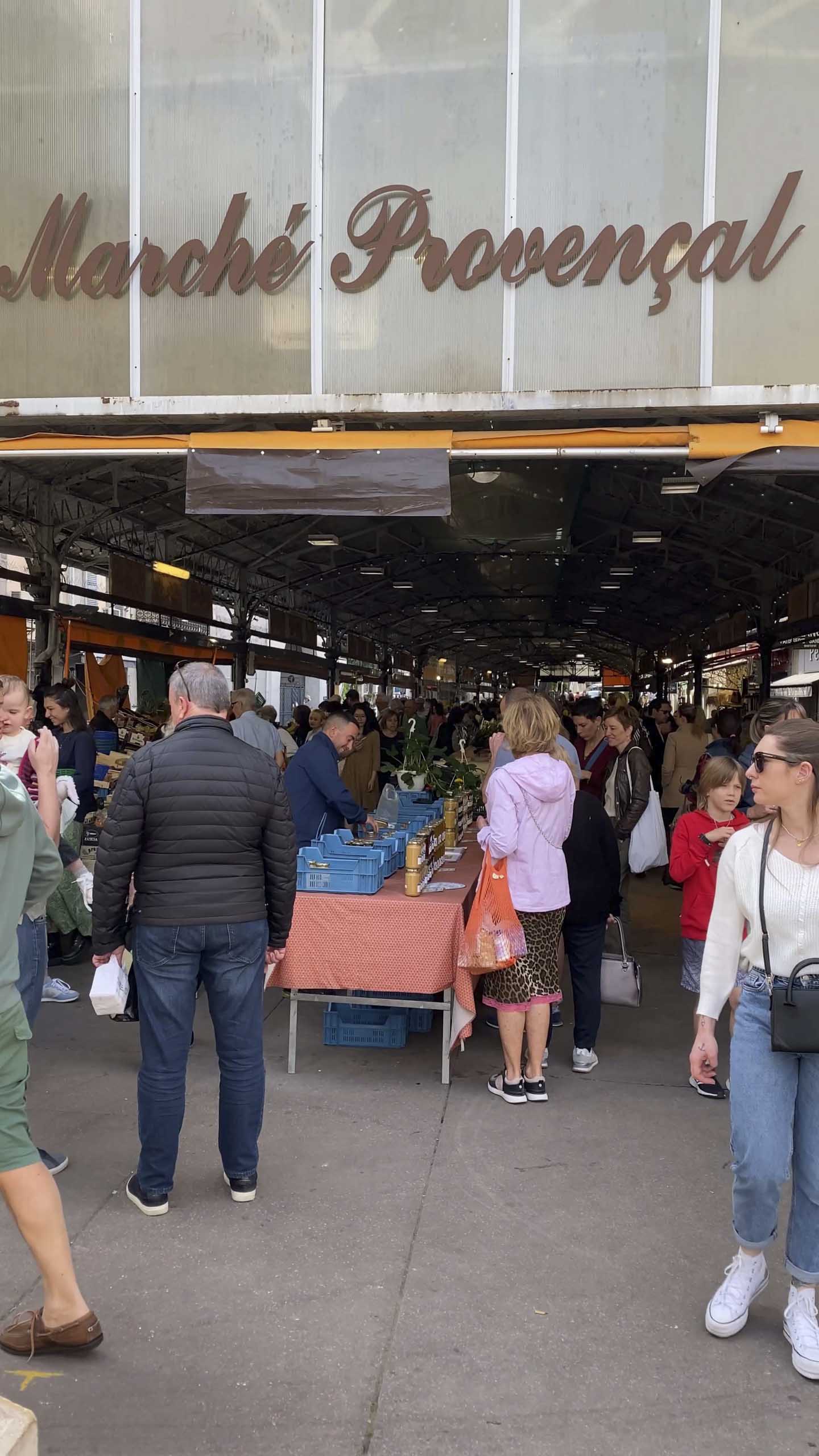Mercato provenzale di Cours Masséna ad Antibes tra prodotti tipici, spezie e colori della Provenza