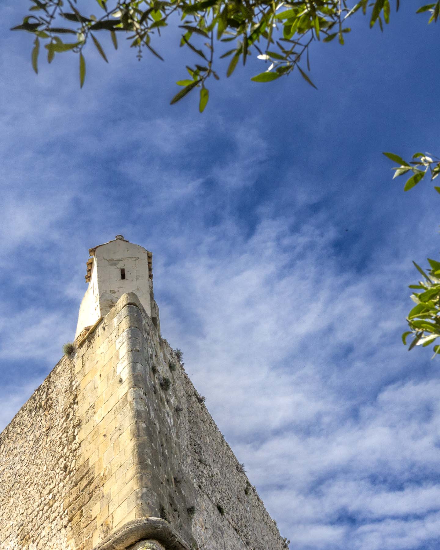 Fort Carré ad Antibes, fortezza a forma di stella del XVI secolo circondata da vegetazione mediterranea con vista sul mare