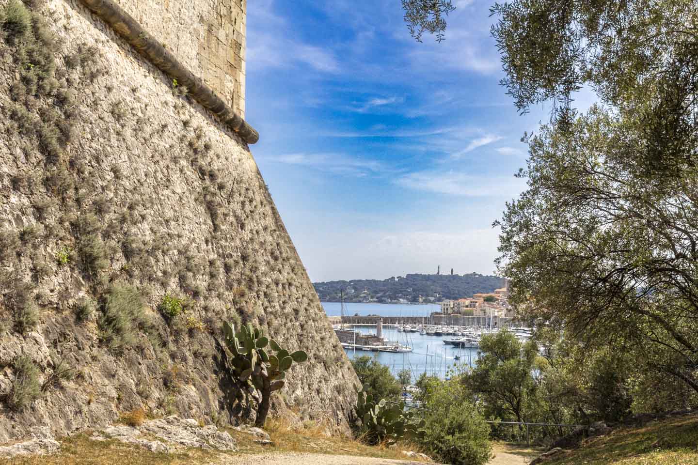Vista panoramica di Antibes dal Fort Carré, con il centro storico, il porto e il mare della Costa Azzurra