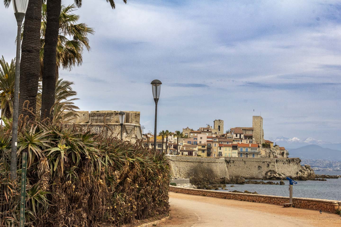Promenade de l'Amiral de Grasse ad Antibes, passeggiata panoramica lungo i bastioni con vista sul Mediterraneo e sul porto