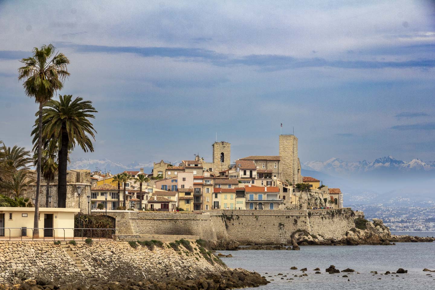 Castello Grimaldi ad Antibes, sede del Museo Picasso con vista sul mare della Costa Azzurra