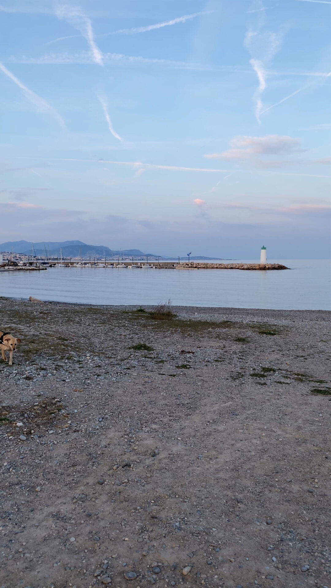 Villeneuve-Loubet: Marina Baie des Anges Spiaggia di Villeneuve-Loubet con il faro davanti a Marina Baie des Anges